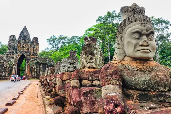 Angkor Thom - Okyanus Hindu mitolojisinin çalkantılı sahnesinde Siem Reap, Kamboçya, Asya 'daki Bayon tapınağına giden yolda sıra sıra dizilmiş tanrılar ve iblisler görülüyor.