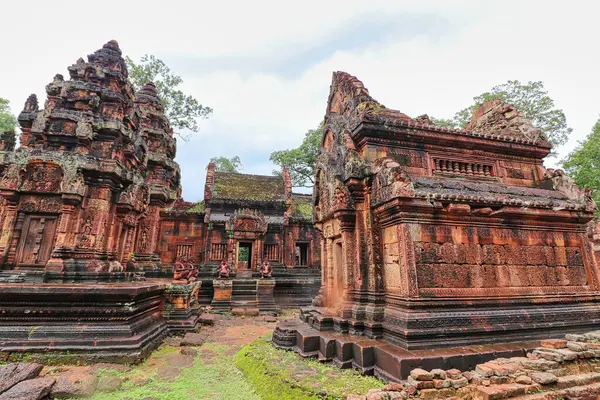 Banteay Srei - 10. yüzyıl Hindu tapınağı ve eski Khmer mimarisinin Siem Reap, Kamboçya, Asya 'daki kırmızı kumtaşı başyapıtı