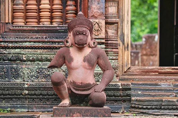 Hindu destanı Ramayana 'nın Maymun Koruyucuları heykeli 10. yüzyıl Banteay Srei Tapınağı Siem Reap, Kamboçya, Asya