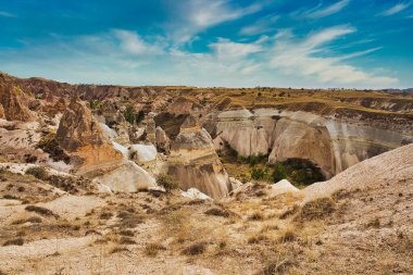 Türkiye 'nin Merkez Anadolu bölgesindeki Nevsehir ilinde yer alan UNESCO dünya mirası alanı Goreme yakınlarındaki Kızıl Vadi' de eşsiz kaya ve taş oluşumları.