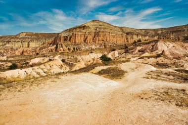 Türkiye 'nin Merkez Anadolu bölgesindeki Nevsehir ilinde yer alan UNESCO dünya mirası alanı Goreme yakınlarındaki Kızıl Vadi' de eşsiz kaya ve taş oluşumları.