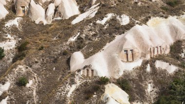 Kapadokya Bölgesi, Orta Anadolu, Türkiye 'deki Goreme yakınlarındaki Güvercin Vadisi' ndeki ilk Hıristiyan ve rahiplerin eşsiz mağara evleri.