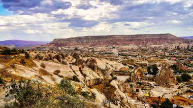 Karakteristik mağara otelleri, eşsiz kaya yapıları ve eşsiz manzaralı Goreme kasabasının panoramik manzarası Türkiye 'nin Kapadokya Bölgesi' ndeki UNESCO dünya mirası sahası.