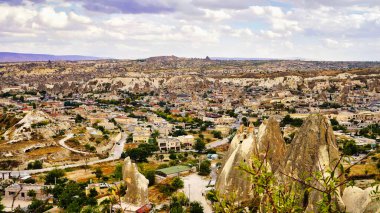 Karakteristik mağara otelleri, eşsiz kaya yapıları ve eşsiz manzaralı Goreme kasabasının panoramik manzarası Türkiye 'nin Kapadokya Bölgesi' ndeki UNESCO dünya mirası sahası.
