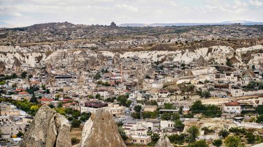 Karakteristik mağara otelleri, eşsiz kaya yapıları ve eşsiz manzaralı Goreme kasabasının panoramik manzarası Türkiye 'nin Kapadokya Bölgesi' ndeki UNESCO dünya mirası sahası.