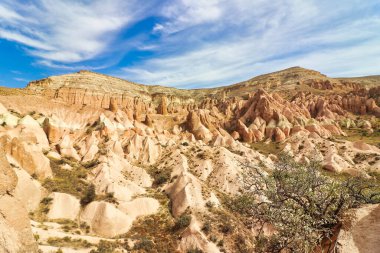 Türkiye 'nin Merkez Anadolu bölgesindeki Nevsehir ilinde yer alan UNESCO dünya mirası alanı Goreme yakınlarındaki Kızıl Vadi' de eşsiz kaya ve taş oluşumları.