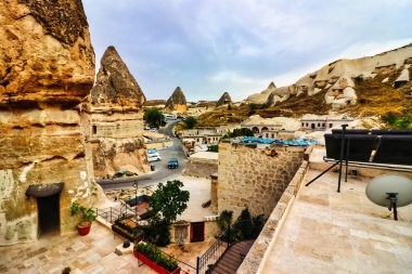 Aura mağara oteli, Türkiye 'nin Kapadokya Bölgesi Nevsehir ilindeki UNESCO dünya mirası sahası Goreme' deki geniş mağara sistemleri içinde bulunan birinci sınıf bir oteldir..