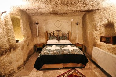 Aura mağara oteli, Türkiye 'nin Kapadokya Bölgesi Nevsehir ilindeki UNESCO dünya mirası sahası Goreme' deki geniş mağara sistemleri içinde bulunan birinci sınıf bir oteldir..