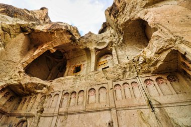 Türkiye 'nin Kapadokya kentindeki UNESCO dünya mirası sahası Goreme açık hava müzesi içindeki Meşhur Karanlik Kilise' nin dış görünüşü.