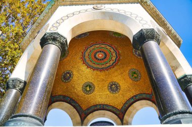 Alman Çeşmesi, Alman İmparatoru 2. Wilhelm 'in 1898 yılında İstanbul, Türkiye' ye yaptığı ziyaretin ikinci yıldönümü anısına inşa edilen hipodromda bulunan bir çeşme.