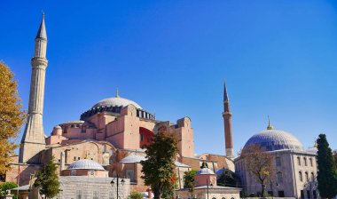 Ayasofya - Bizans İmparatoru Justinian tarafından MS 537 yılında inşa edilen tarihi Hristiyan Ortodoks Kilisesi ve İstanbul, Türkiye 'deki UNESCO dünya mirası sahası