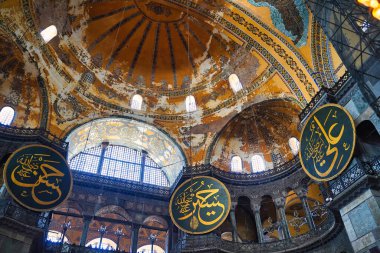 İstanbul, Türkiye 'deki Bizans Doğu Ortodoks Hıristiyan mimarisinin 6. yüzyıl başyapıtı Ayasofya Tavanı' nın sanatsal resimleri ve dekoratif motifleri.