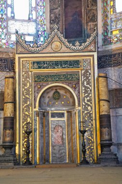 Mihrab, daha önce Bizans İmparatoru Justinian tarafından MS 537 yılında inşa edilmiş bir Hristiyan ortodoks kilisesi ve İstanbul, Türkiye 'deki UNESCO dünya mirası sahası içinde yer alıyordu.