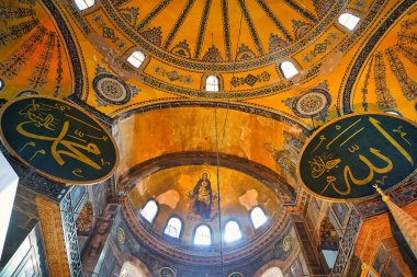 Meryem Ana ve İsa Bebek Mozaiği, Ayasofya 'nın iç mabedi üzerinde yüksekte, Bizans kilisesi tarafından İstanbul, Türkiye' de inşa edilmiş.