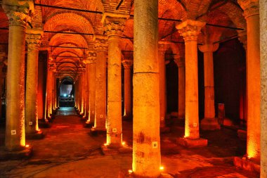 Antik yeraltı rezervuarı ve sarnıç Bizans İmparatoru Justinian tarafından İstanbul 'un tarihi Fatih Sultanahmet bölgesinde altıncı yüzyılda inşa edildi