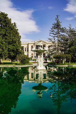 İstanbul, Türkiye 'deki Dolmabahçe Sarayı' nın bahçesinde süslü bir mermer çeşme ve havuz