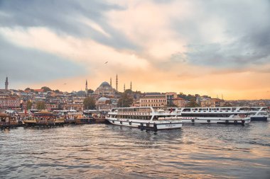 Günbatımında İstanbul, Türkiye 'de tarihi eminonu ilçesine yerleşen Süleyman camii ve kalabalık galata köprüsü ile ünlü balık restoranları kurulur.