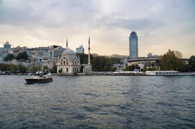 İstanbul, Türkiye 'deki Bosporus gezisinden Kabatas bölgesinde Dolmabahçe Camii ve Suzer Plaza görüldü