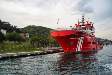 Kurtarma ve kurtarma gemisi Nene Hatun İstanbul, Türkiye 'deki Bosporus boğazına demirledi