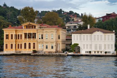 Osmanlı idarecileri Bahriyeli Sedat Bey Yalisi (solda) ve Rıza Bey Yalisi 'nin (sağda) İstanbul, İstanbul' da İstanbul 'da İstanbul' da görülen geleneksel deniz kenarı malikanelerinin manzarası