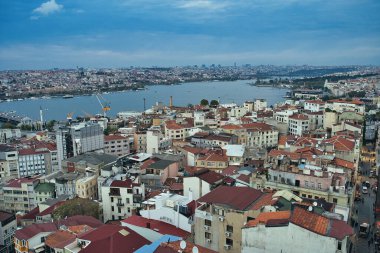 Eminonu ile Galata ilçeleri arasındaki Altın Boynuz su geçidi İstanbul 'daki Galata Kulesi' nin tepesinden görülebiliyor.
