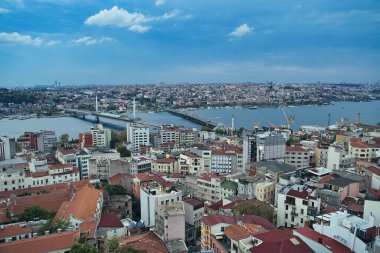 İstanbul, Galata Kulesi 'nin tepesinden görüldüğü üzere Eminonu ile Galata ilçeleri arasındaki altın boynuz su geçidi üzerindeki Atatürk köprüsü ve metro köprüsü