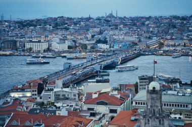 İstanbul 'daki Galata Kulesi' nin tepesinden Galata Köprüsü ve Osmanlı İstanbul 'un akşam manzarası