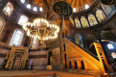 Mihrab, daha önce Bizans İmparatoru Justinian tarafından MS 537 yılında inşa edilmiş bir Hristiyan ortodoks kilisesi ve İstanbul, Türkiye 'deki UNESCO dünya mirası sahası içinde yer alıyordu.