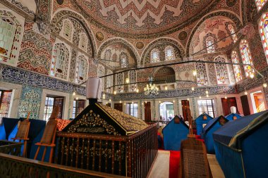 1. Sultan Ahmet 'in türbesi İstanbul, Türkiye' deki Osmanlı İmparatorluğu ailesinin mezarlarıyla birlikte.