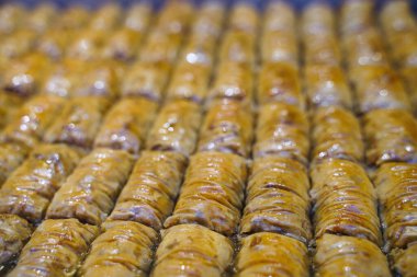 Türkiye 'nin İstanbul kentindeki bir şekerci dükkanında servis edilmeye hazır, aromalı şeker şurubuna batırılmış Baklava pastası.