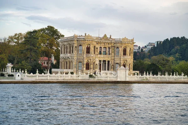 Sultan Abdul Mejid tarafından 1845 yılında yaptırılan Kucuksu Pavyonu İstanbul, Bosporus Cruise 'dan görüldü