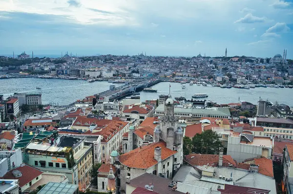 İstanbul 'un panoramik kentinin muhteşem manzarası tarihi Ayasofya, Mavi Cami ve Galata Köprüsü' nün tepesinden Süleyman camii, İstanbul, Türkiye