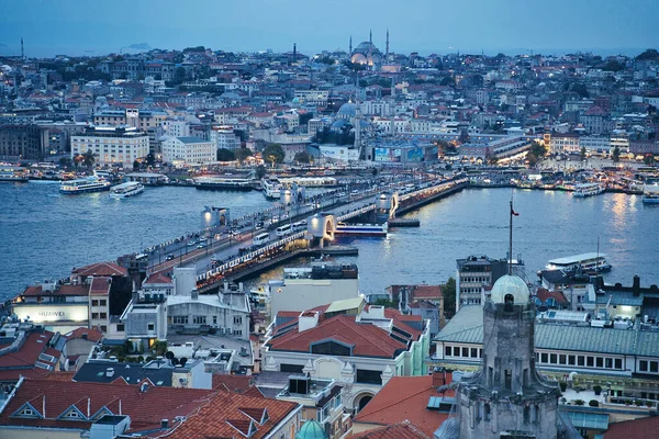 İstanbul 'daki Galata Kulesi' nin tepesinden Galata Köprüsü ve Osmanlı İstanbul 'un akşam manzarası