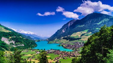 Brunig Geçidi 'nin tepesinden İsviçre, Lucerne yakınlarındaki Bernese Oberland ile İsviçre' yi birbirine bağlayan Lungern Gölü 'nün muhteşem manzarası.
