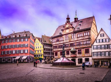 Renkli belediye binası, Almanya 'nın Tbingen kentindeki ana meydan olan Am Markt' taki ahşap bina ve Neptün heykeli.