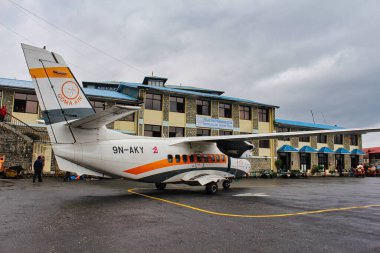 2845 metredeki Lukla Tenzing Hillary havaalanı, dağlık konumu ve kısa pisti nedeniyle en tehlikeli havaalanı olarak kabul edilir. Bir Goma Air uçağı Lukla, Nepal 'den kalkmak için bekliyor.