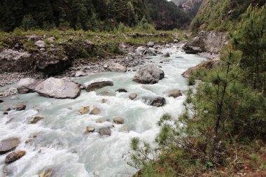 Khumbu ve Cho Oyu buzullarından kaynaklanan Dudh Kosi Nehri 'nin hızlı akıntıları burada, Nepal, Namche Çarşısı' ndaki Everest Ana Kampı 'nda manzaralı bir vadide görülüyor.