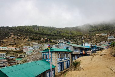 Namche Çarşısı manzaralı vadi ve kasaba manzarası. Deniz seviyesinden 3440 metre yükseklikteki ve Nepal 'deki Sagarmatha Ulusal Parkı' na açılan kapı ile Khumbu bölgesindeki en büyük kasaba.