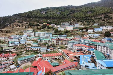 Namche Çarşısı manzaralı vadi ve kasaba manzarası. Deniz seviyesinden 3440 metre yükseklikteki ve Nepal 'deki Sagarmatha Ulusal Parkı' na açılan kapı ile Khumbu bölgesindeki en büyük kasaba.