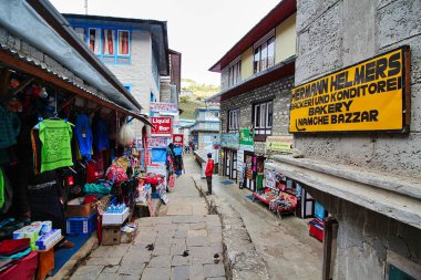 Namche Bazaar, Nepal 'in Khumbu bölgesindeki büyük Himalaya seferleri için yürüyüşçülere ve dağcılara çok çeşitli mallar satan hareketli bir pazar kasabası.