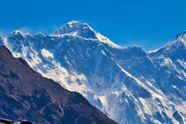 Everest Zirvesi piramidi, Namche Çarşısı, Nepal 'den çekilen bu uzun menzilli resimde uzun Nuptse sırt çizgisinde görülebilir.