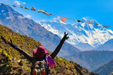 Bir yürüyüşçü, Nepal 'deki Namche Çarşısı yakınlarında Everest ve Lhotse Dağı' nın hayret verici manzarasından duyduğu neşeyi ifade eder.