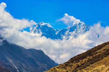 Thamserku ve Kangtega tepeleri Gokyo 'daki Machermo köyünden ve Nepal, Khumbu' daki Everest ana kampından görülebiliyor.