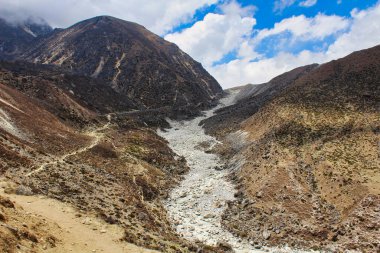 Khumbu, Nepal 'deki Gokyo Gölü yürüyüşünde Cho Oyu Dağı yakınlarındaki Gokyo köyüne giden Everest ana kamp yolunda yokuş yukarı giden yollar.