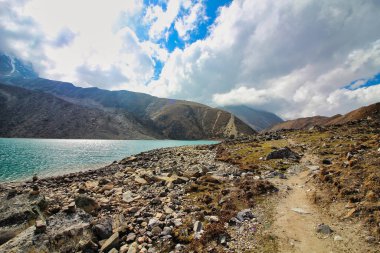 Zümrüt yeşili Gokyo Gölü No 2, Taboche Tsho olarak da bilinir, Khumbu Gokyo bölgesindeki 5 yüksek irtifa gölünün ve Nepal 'deki Ramsar sulak alanının bir serisinin parçasıdır.