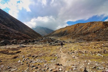 Bir yürüyüşçü, Nepal 'in son köyü olan Gökyo köyüne giderken Himalaya' nın görkemli manzarasını ve Nepal 'in Khumbu bölgesindeki Cho Oyu ana kampına yürüyüş için üssü geziyor.