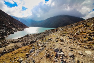 Göksel Göl 'ün ışıldayan suları 3 numara, Dudh Pokhari ya da Gokyo Tsho olarak da bilinir Gokyo köyü, Nepal' in Khumbu bölgesinin yukarısında yer alır.