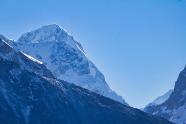 Ama Dablam, Khumbu Himalayalar 'ın simgesel dondurma şekilli mücevheri Gokyo Ri, Nepal' den görünen bir tepenin üzerinde.