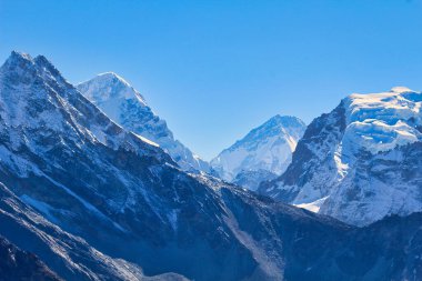 Ama Dablam ve Malanphulan Nepal 'de Gokyo Ri' nin sırtlarından yükselirler.