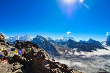 Everest, Lhotse, Makalu ve diğer büyük Himalaya zirveleriyle dolu görkemli Himalayalar manzarası. Nepal 'de 5350 metre yükseklikteki Gokyo Ri tepesinden görülebiliyor.